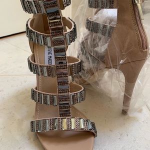 STEVE MADDEN HEELS NEVER BEEN WORN BRAND NEW